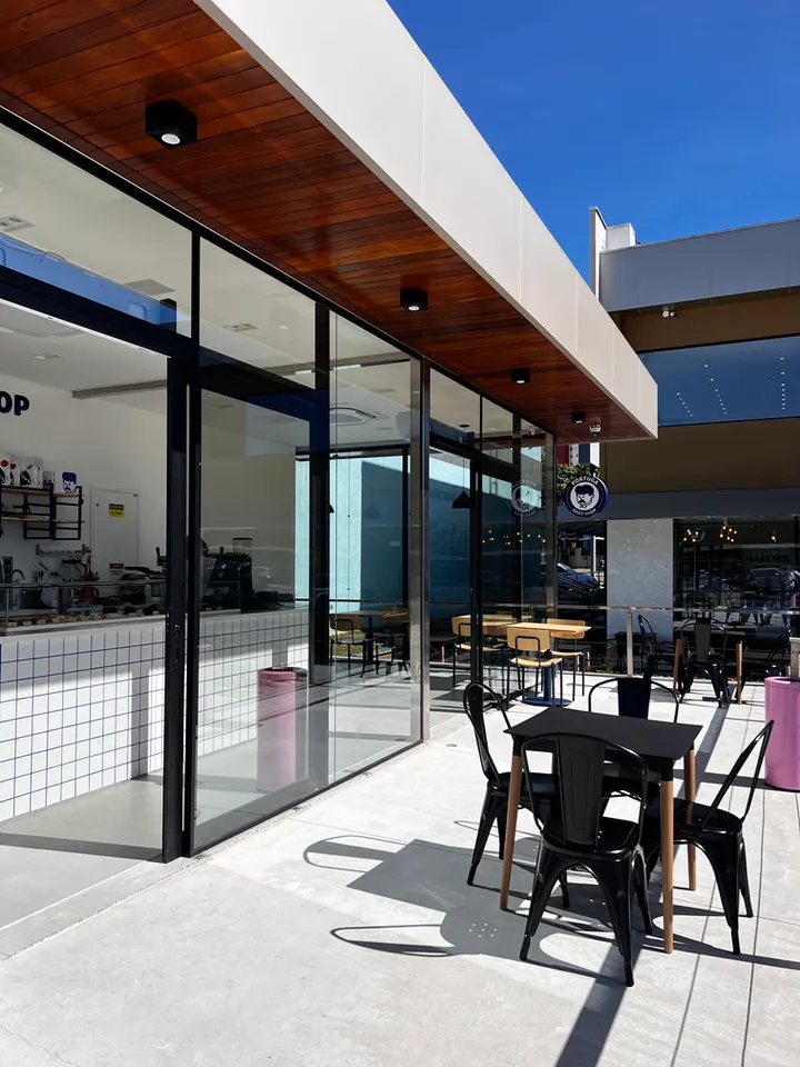 Fachada de vidro da Portuga Bake Shop no Aquarius Open Mall